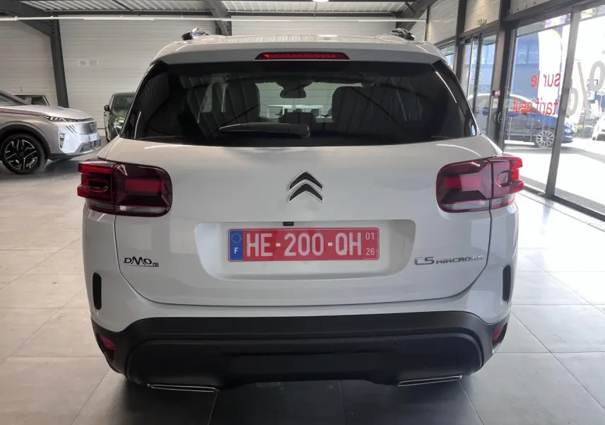 Vue arrière d'un Citroën C5 Aircross blanc nacré avec feux arrière LED et double sortie d'échappement chromée.