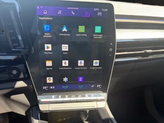 Écran tactile central du tableau de bord du Renault Austral noir, affichant les applications Android Auto et Apple CarPlay.