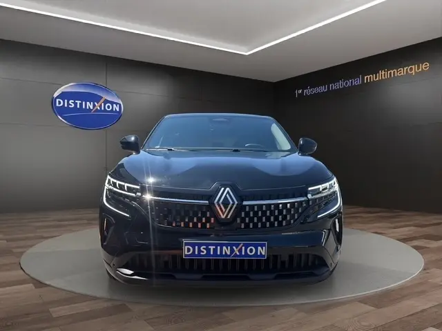 Vue de face du Renault Austral noir avec calandre à damiers et éclairage LED distinctif en showroom.