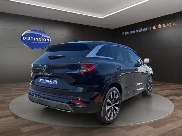 Vue 3/4 arrière droite d’un Renault Austral noir brillant, avec feux arrière LED et jantes alliage distinctives.