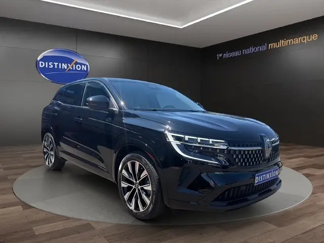 Renault Austral Techno noir en 3/4 avant droit, avec calandre à motifs lumineux et jantes alliage distinctives.