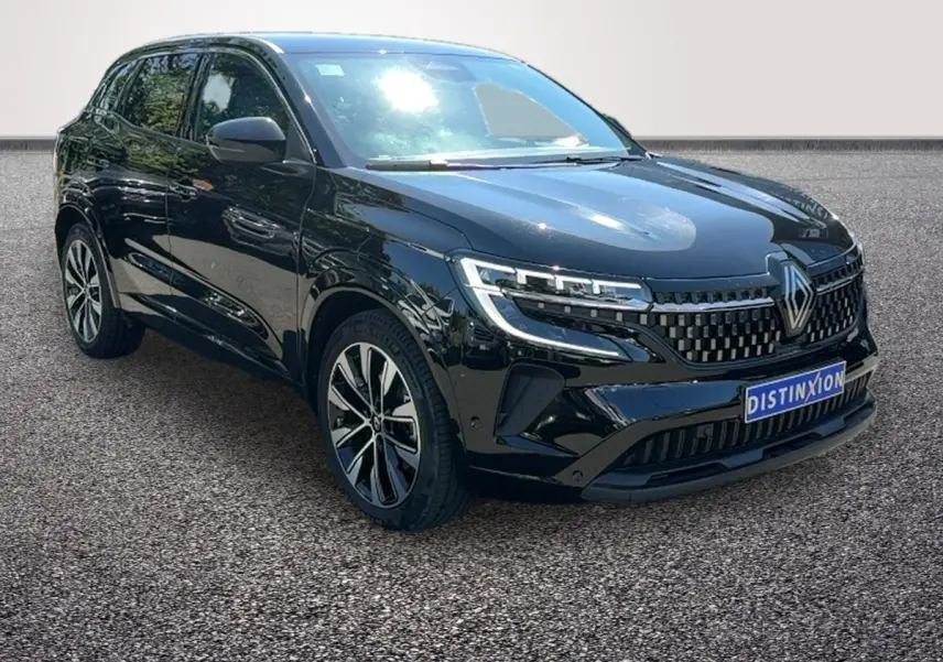 Renault Austral noir en 3/4 avant droit, avec calandre distinctive et jantes alliage bicolores.