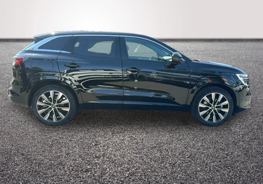 Profil côté gauche du Renault Austral noir 2025, soulignant ses jantes alliage et lignes fluides modernes.