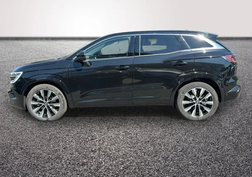Profil côté gauche du Renault Austral noir 2025 avec jantes alliage et lignes épurées sur fond neutre.