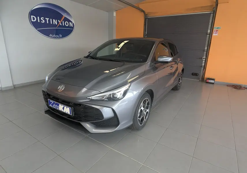 Vue 3/4 avant d'une MG3 1.5L Hybrid+ 195ch Luxury en gris métallisé Hampstead, avec jantes distinctives et calandre noire.