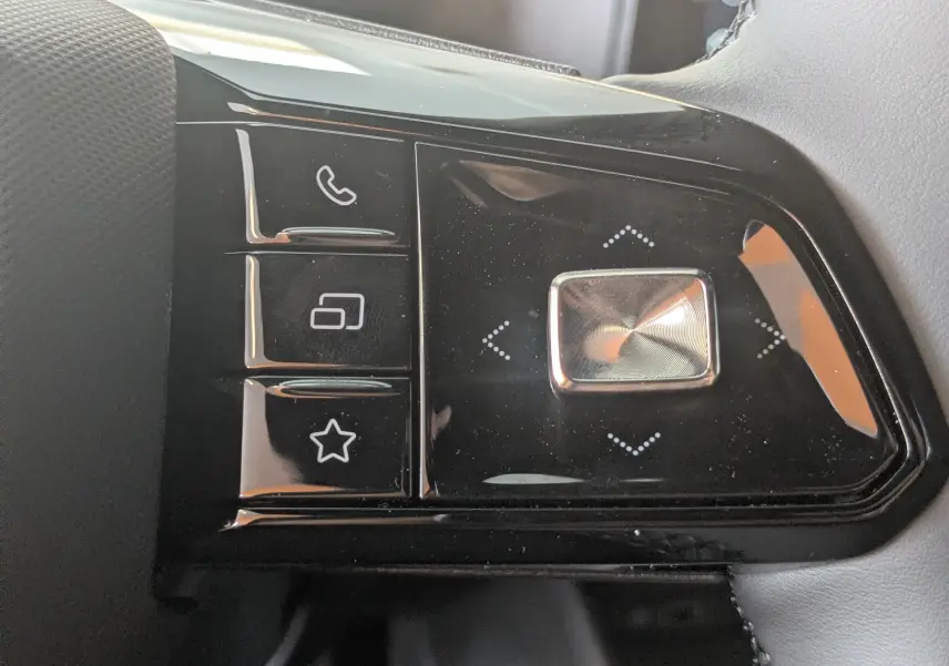 Gros plan sur les commandes au volant du MG3 1.5L Hybrid+ 195ch Luxury, finition noire brillante et boutons tactiles.