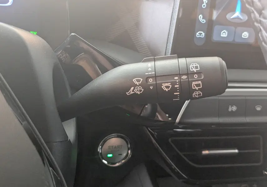 Gros plan sur la commande des essuie-glaces côté droit du volant dans l’habitacle gris noir du MG3 1.5L Hybrid+ 2026.