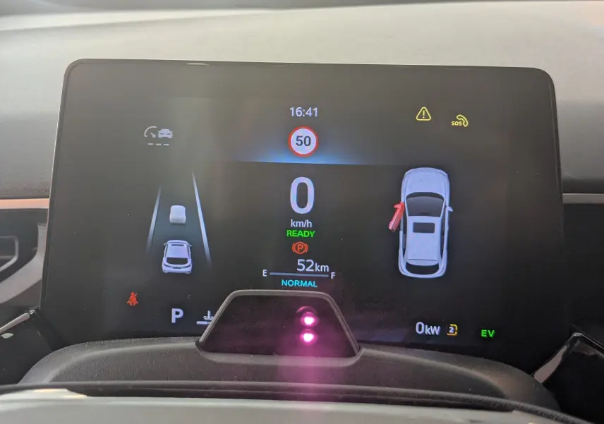 Affichage numérique du tableau de bord du MG3 1.5L Hybrid+ 2026, montrant la vitesse à 0 km/h et l'ouverture de la porte conducteur.