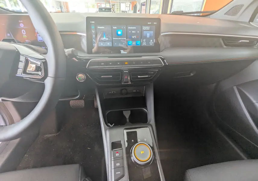Vue intérieure frontale du tableau de bord du MG3 1.5L HYBRID+ 195CH LUXURY, avec écran tactile central et molette de boîte auto.
