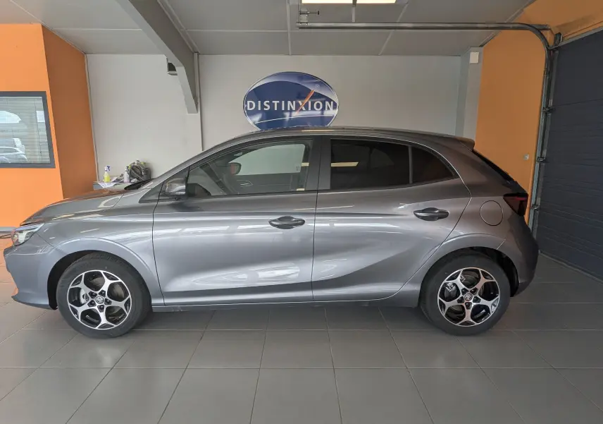 Vue de profil côté gauche d’une MG3 1.5L Hybrid+ 195ch Luxury en gris métallisé Hampstead, avec jantes alliage distinctives.
