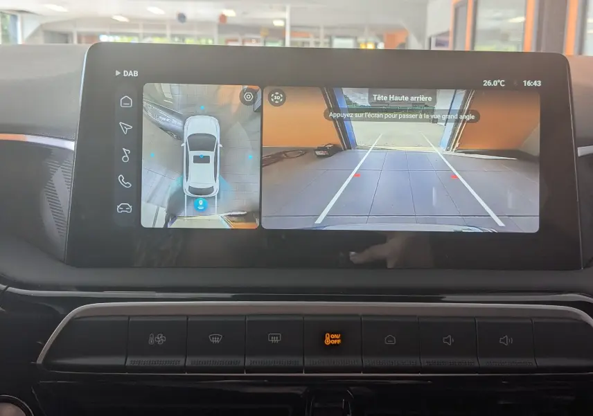 Écran tactile intérieur du MG3 2026 montrant la vue 360° et la caméra de recul avec lignes de guidage.