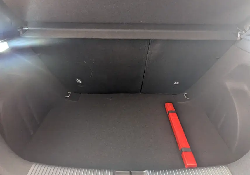 Coffre ouvert du MG3 2026 en Hampstead Grey Metal, vue intérieure montrant un triangle de signalisation rouge posé au sol.