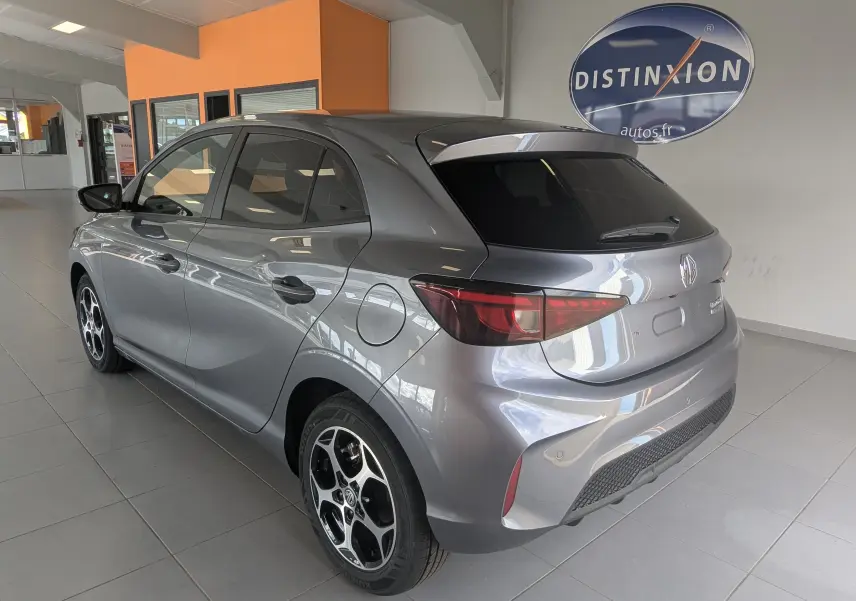 Vue 3/4 arrière droite de la MG3 1.5L Hybrid+ 195ch Luxury en gris métallisé Hampstead, avec jantes alliage et vitres teintées.