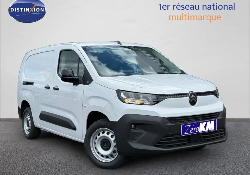 Vue 3/4 avant droite du Citroën Berlingo Fourgon XL blanc Icy avec porte latérale coulissante et pare-chocs noirs.