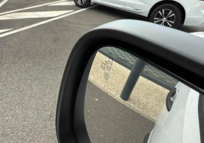 Rétroviseur côté droit du Citroën Berlingo Fourgon blanc Icy, avec détection d'angle mort visible sur le miroir.