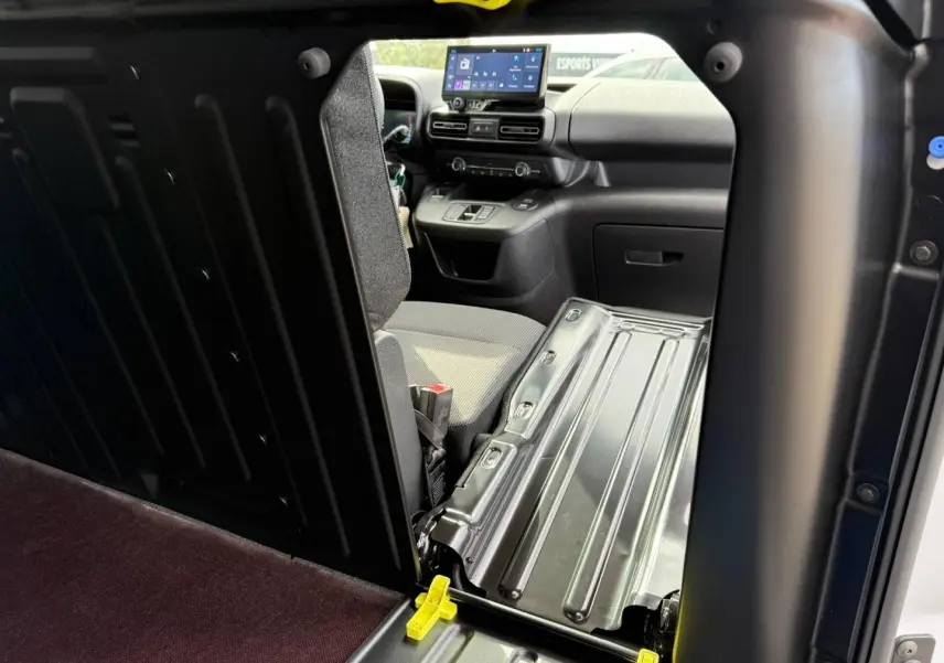 Vue intérieure du Citroën Berlingo Fourgon XL Diesel 130ch, montrant la cloison pleine et le siège conducteur gris.
