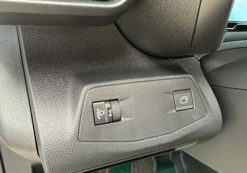 Détail intérieur du tableau de bord noir du Citroën Berlingo Fourgon XL Diesel 130ch, avec commandes d’éclairage et ouverture.