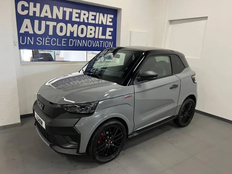Vue 3/4 avant droite d'une LIGIER JS50 SPORT ULTIMATE E5+ gris avec toit noir et jantes noires sportives.