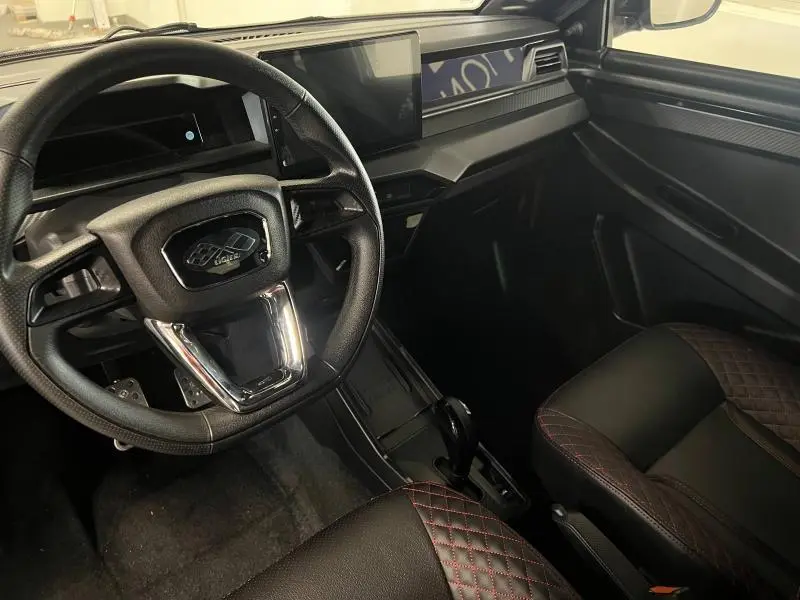 Vue intérieure côté conducteur du tableau de bord et volant noir de la Ligier JS50 Sport Ultimate E5+ gris 2025.