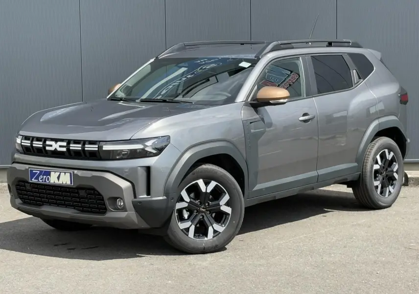Vue 3/4 avant droite du Dacia Duster gris schiste avec coques de rétroviseurs brun cuivré et jantes alliage 17 pouces.