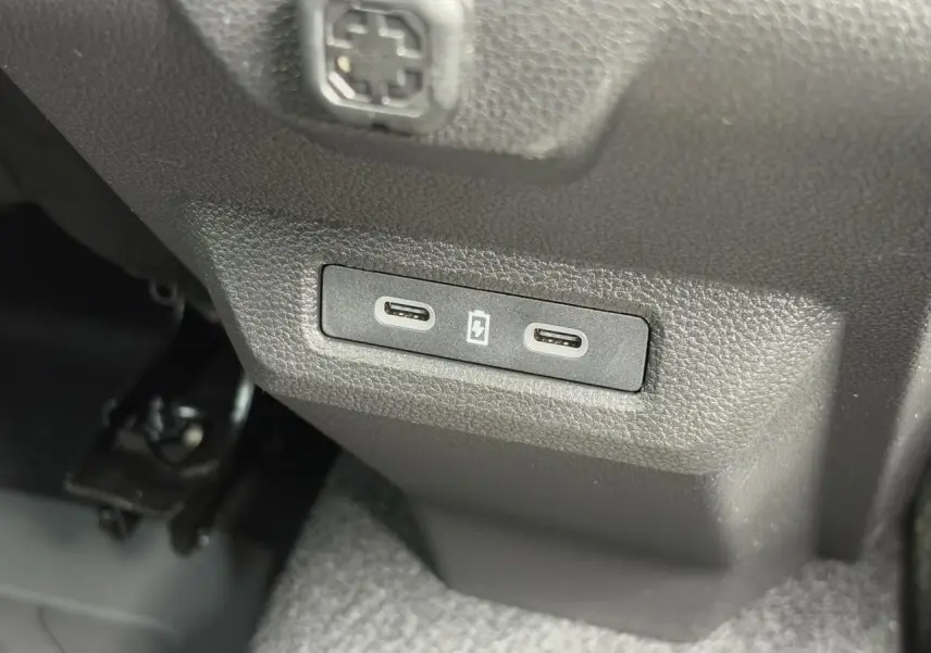 Prise USB double type C intégrée dans la console centrale arrière du Dacia Duster Gris Schiste 2025.