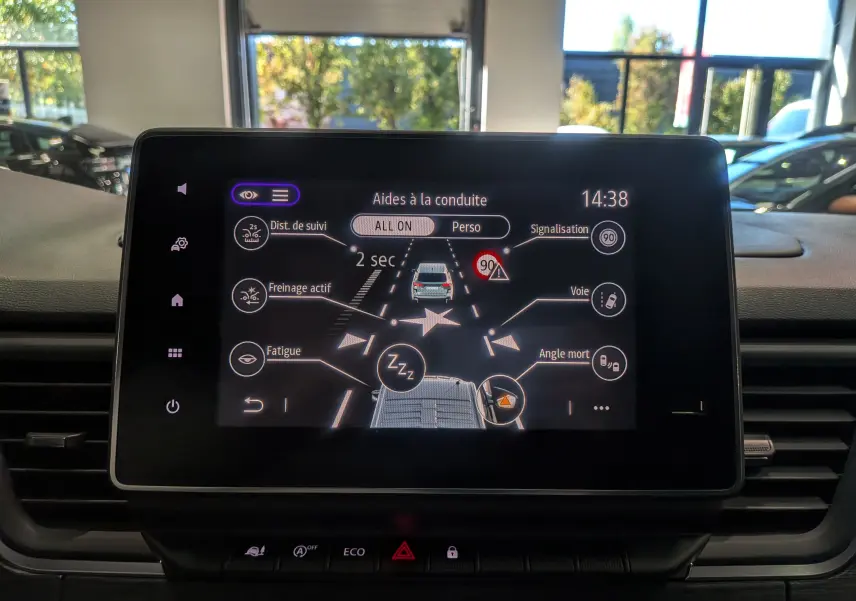 Écran central du Renault Trafic Combi 2025 montrant les aides à la conduite avec interface claire et icônes visibles.