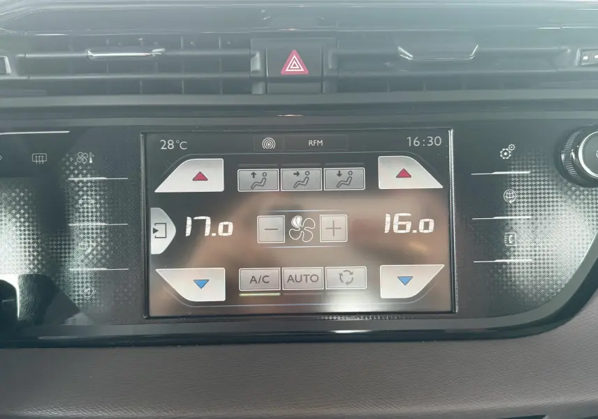 Écran tactile central de la climatisation du Citroën C4 Picasso 2014, affichant températures et réglages.