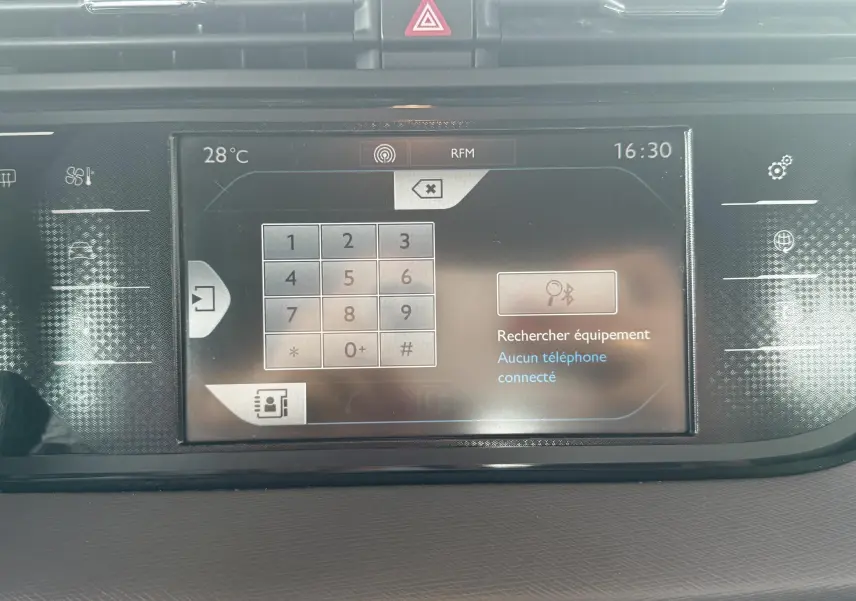 Écran tactile central du tableau de bord d'une Citroën C4 Picasso blanc, affichant le menu de connexion Bluetooth.