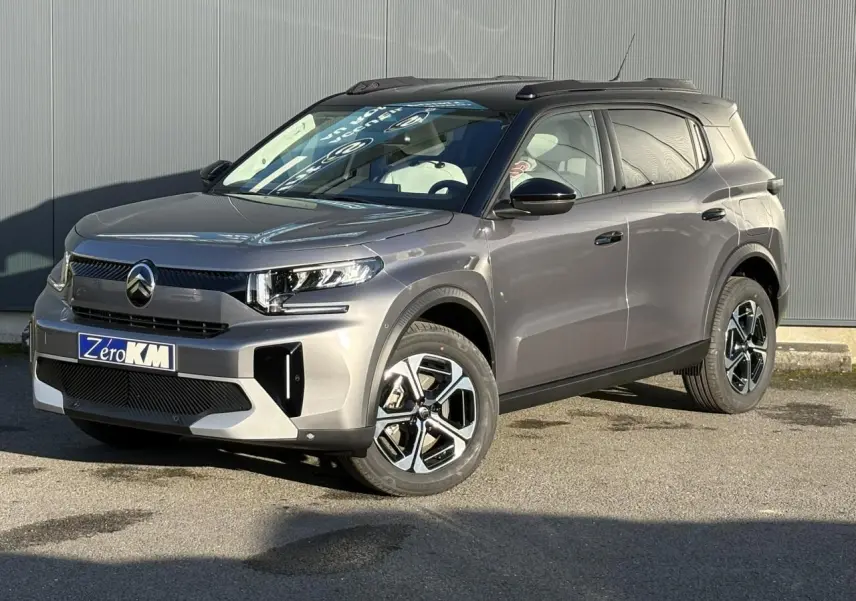 Citroën C3 Aircross Hybrid gris Mercury vue 3/4 avant avec toit noir et jantes alliage 17 pouces.