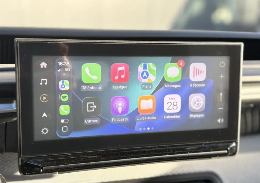 Écran tactile central affichant Apple CarPlay dans l’habitacle du Citroën C3 Aircross Hybrid gris Mercury.