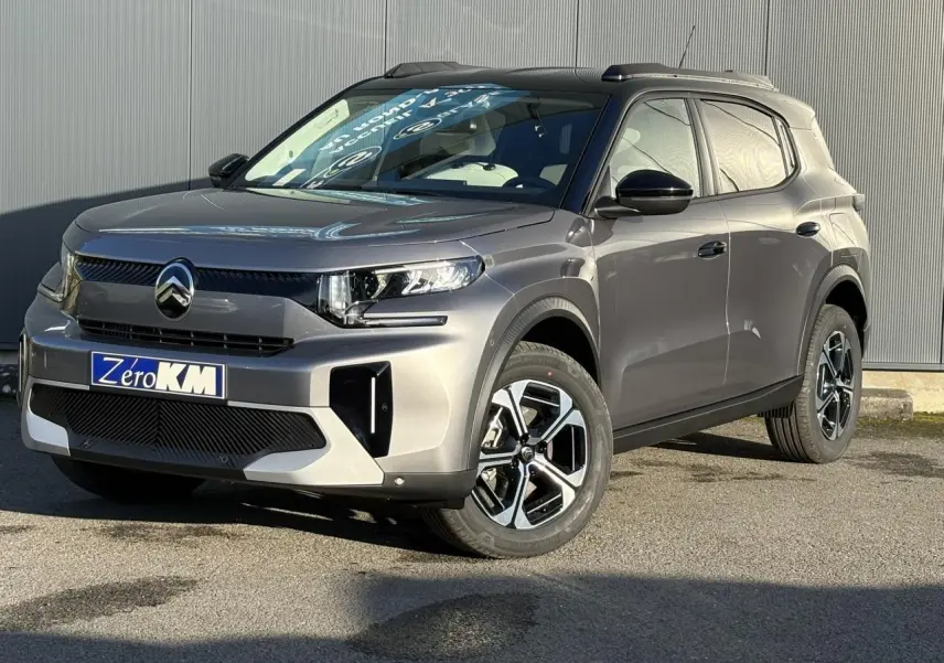Vue 3/4 avant droit du Citroën C3 Aircross 2025 gris Mercury avec toit noir et jantes alliage diamantées.