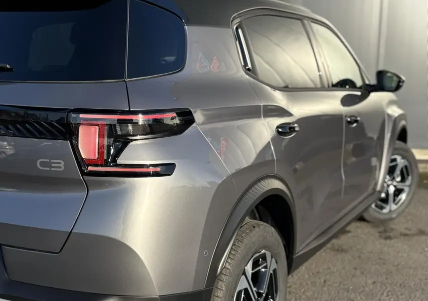 Vue 3/4 arrière droit du Citroën C3 Aircross gris Mercury avec toit noir et feux arrière LED distinctifs.