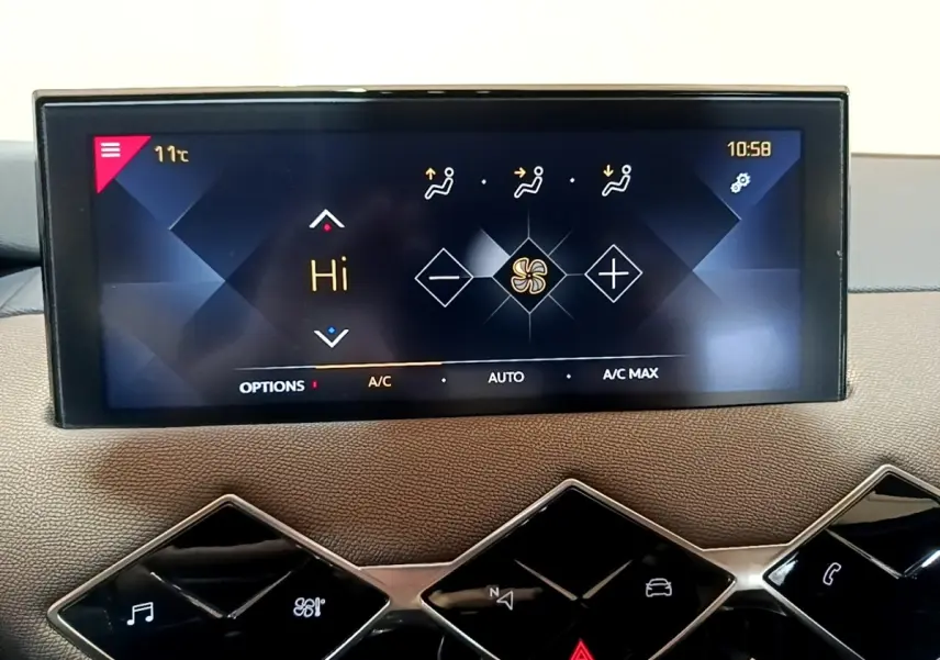 Écran tactile central du tableau de bord du DS3 Crossback bleu, affichant la climatisation à 11°C.