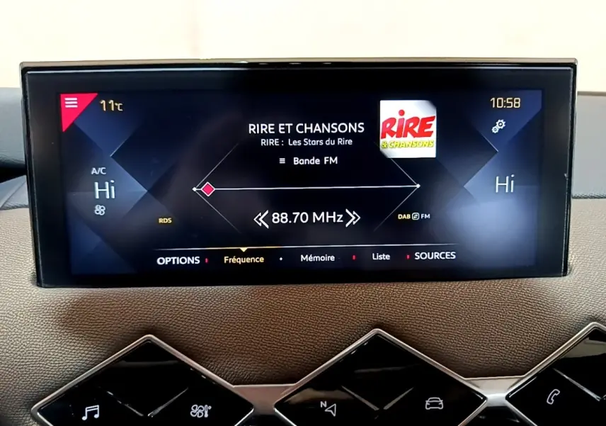 Écran tactile central du tableau de bord du DS3 Crossback bleu, affichant la radio FM et la climatisation à 11°C.