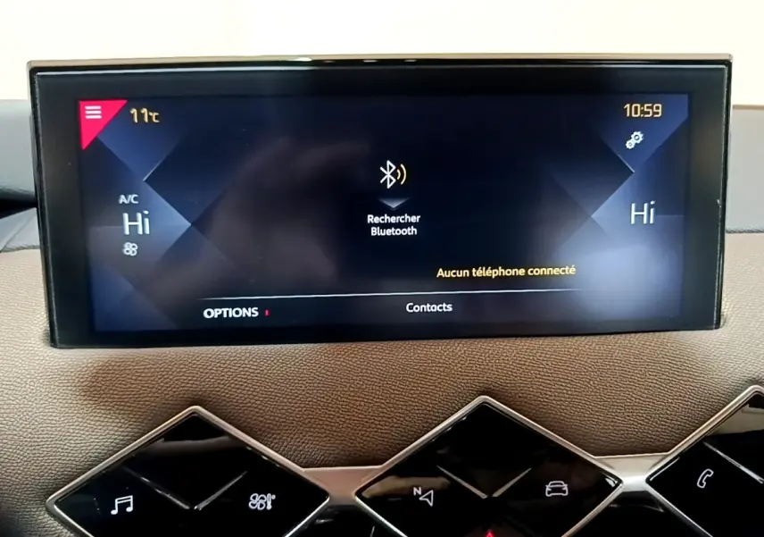 Écran tactile central du tableau de bord du DS3 Crossback 2020 affichant la connexion Bluetooth inactive.