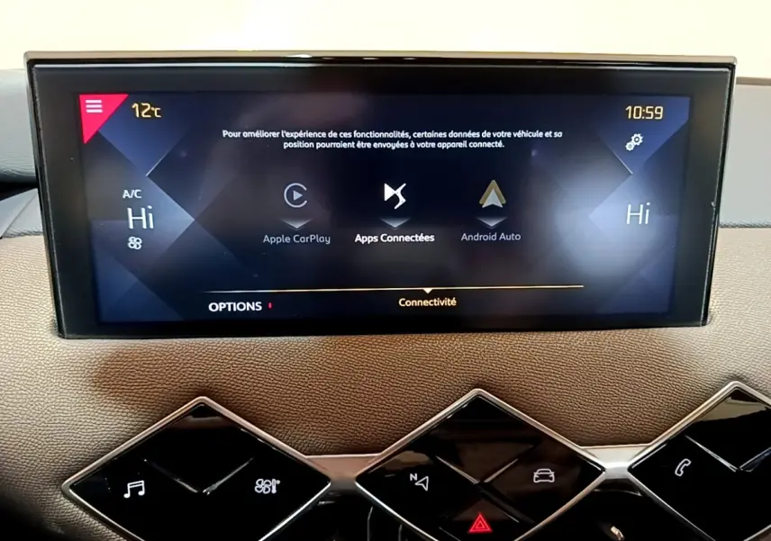Écran tactile central du tableau de bord du DS3 Crossback bleu, affichant Apple CarPlay et Android Auto.