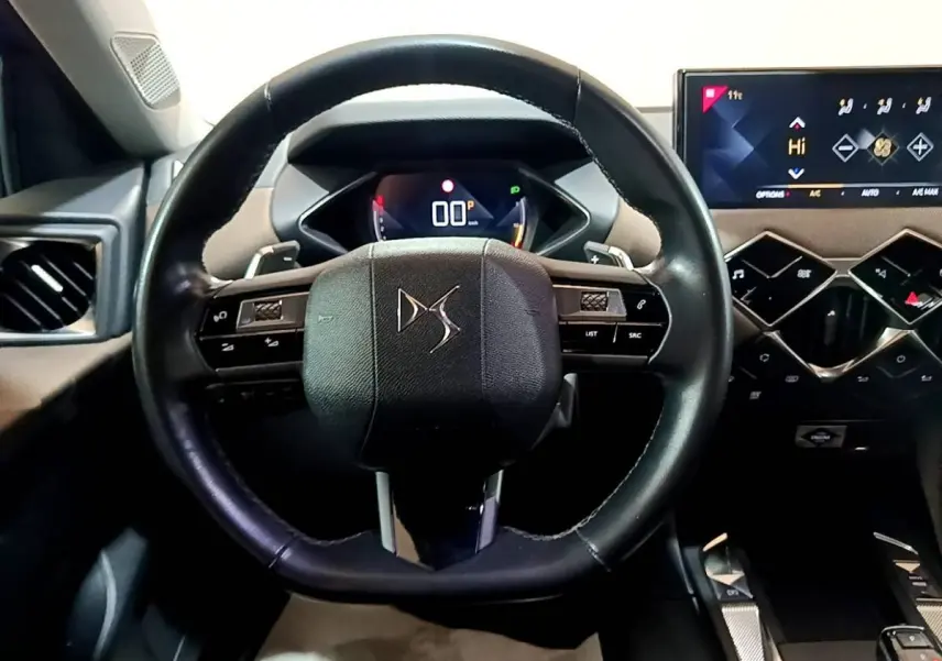 Volant cuir noir avec logo DS au centre, tableau de bord numérique et écran tactile du DS3 Crossback 2020 vue intérieure frontale.