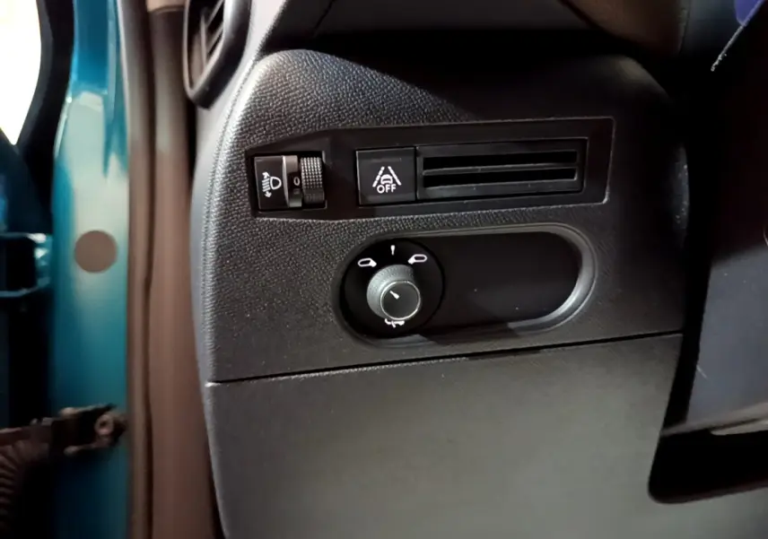 Vue rapprochée du panneau de commandes côté gauche du tableau de bord d'un DS3 Crossback bleu, avec réglage phares et assistance conduite.