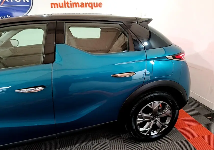 Vue latérale droite du DS3 Crossback bleu mettant en valeur les poignées chromées et les jantes alliage au design moderne.