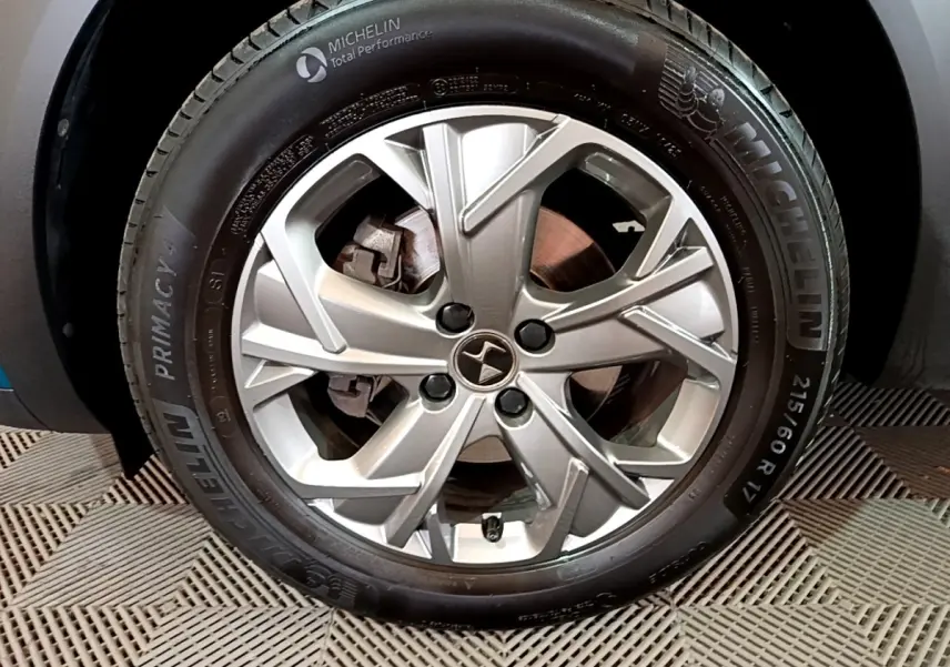 Gros plan sur la roue arrière droite d'un DS3 Crossback bleu avec pneu Michelin Primacy 4 visible.