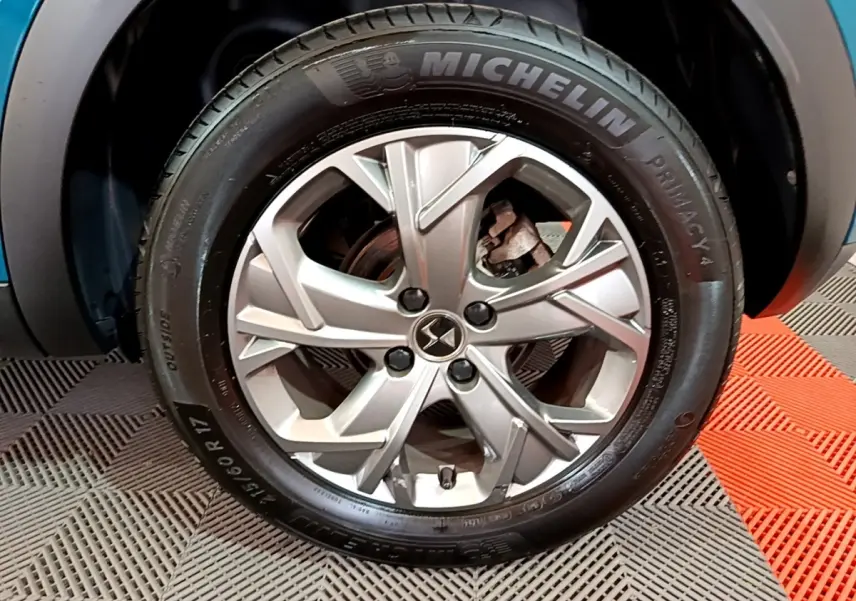 Gros plan sur la roue avant gauche bleue du DS3 Crossback avec jante alliage et pneu Michelin Primacy 4.