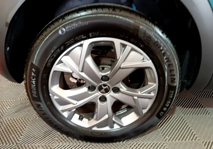 Gros plan sur la roue avant droite du DS3 Crossback bleu, avec jante alliage argentée et pneu Michelin.