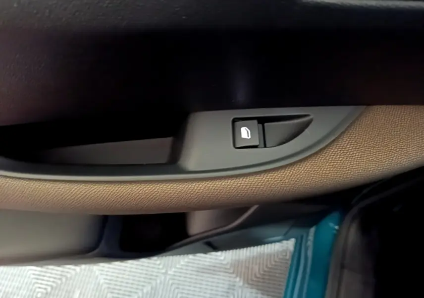 Gros plan sur la commande de verrouillage de porte côté conducteur d’un DS3 Crossback bleu 2020.
