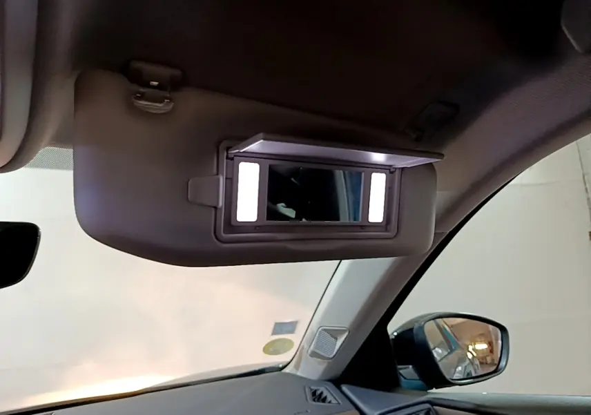 Miroir de courtoisie éclairé sur pare-soleil côté conducteur dans l'habitacle d'une DS3 Crossback bleu 2020