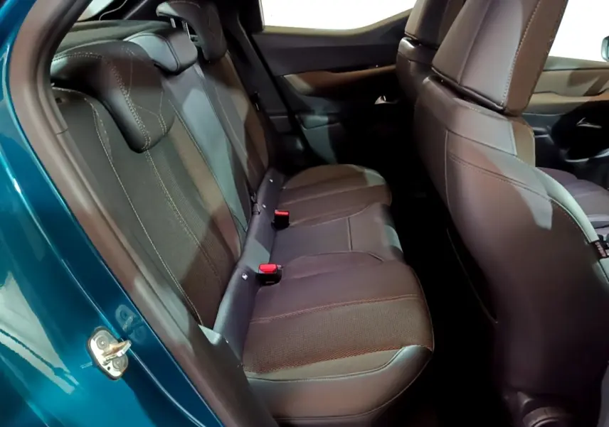 Vue intérieure côté gauche sur la banquette arrière en tissu noir du DS3 Crossback bleu 2020 avec appuie-têtes intégrés.