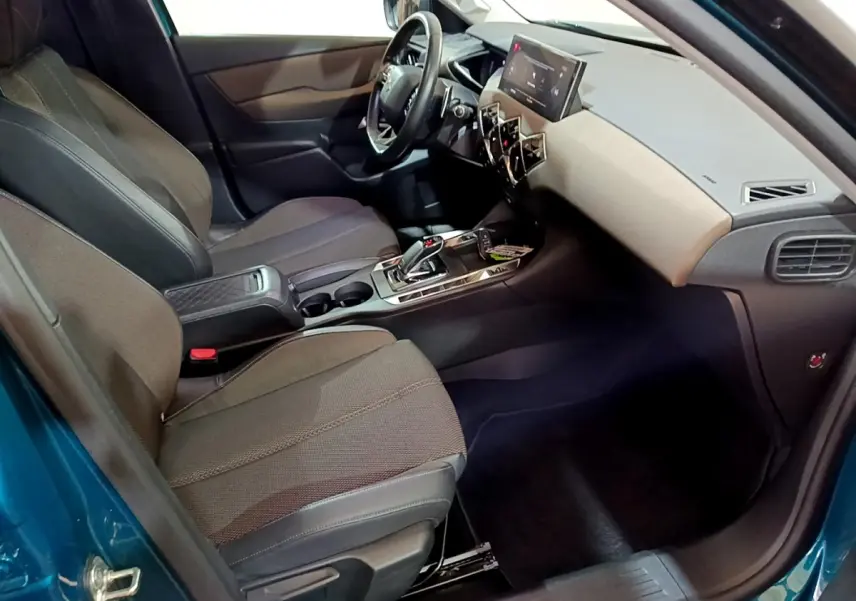 Intérieur avant droit du DS3 Crossback bleu 2020, avec tableau de bord moderne et écran tactile central.