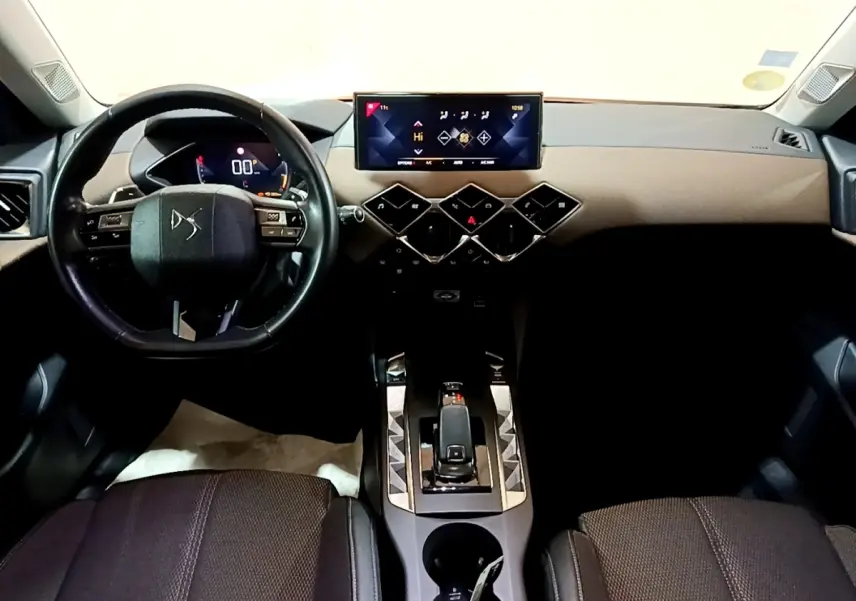 Vue intérieure frontale du tableau de bord et volant cuir noir du DS3 Crossback 2020 avec écran tactile 10,3 pouces.