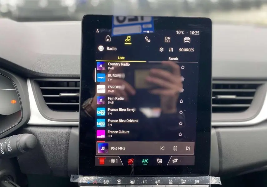 Vue rapprochée de l’écran tactile central du Renault Captur 2025 avec interface multimédia affichant les radios.