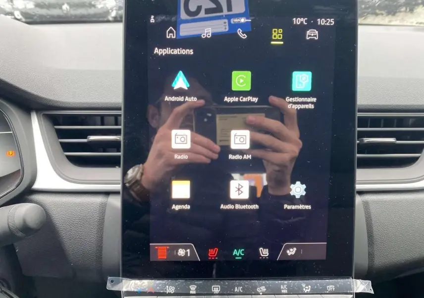 Vue rapprochée de l’écran tactile central du Renault Captur 2025 affichant les applications Android Auto et Apple CarPlay.