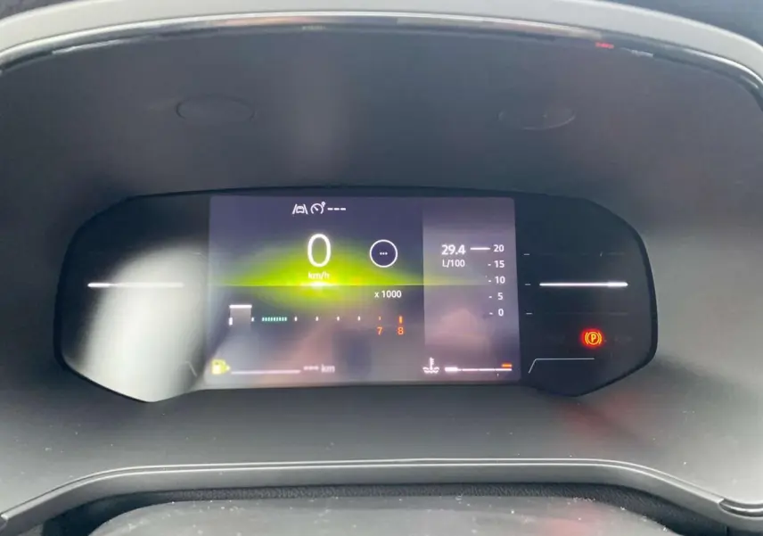 Tableau de bord numérique du Renault Captur 2025 affichant la vitesse à 0 km/h et consommation instantanée.